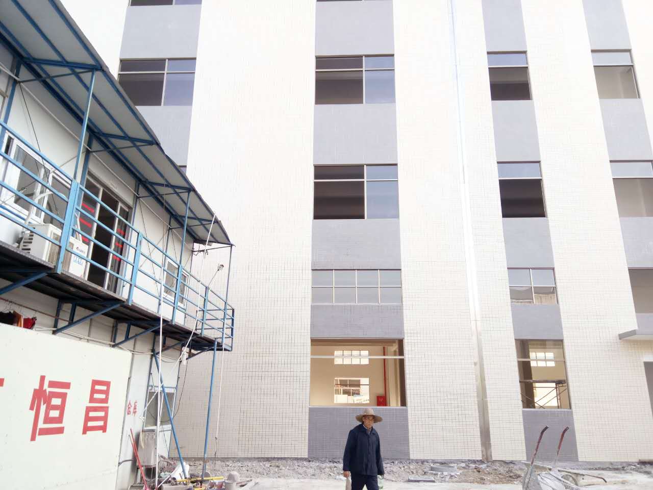 已建成了1幢（2800平方米，共4層的廠房）