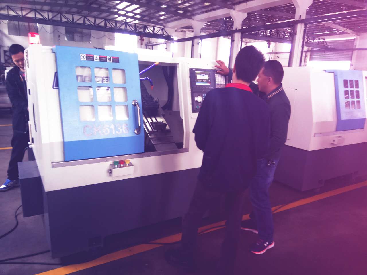 凱恩利技術(shù)人員馬生培訓(xùn)李建林老板數(shù)控車床的操作方法簡(jiǎn)單的保養(yǎng)維護(hù)