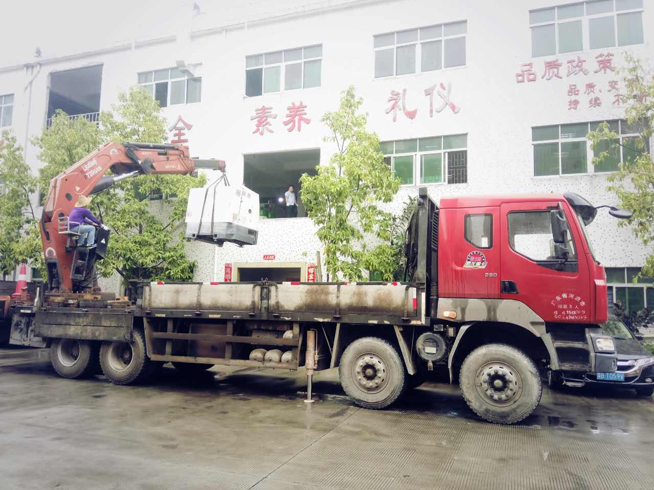 機器調(diào)裝中，準(zhǔn)備吊上二樓