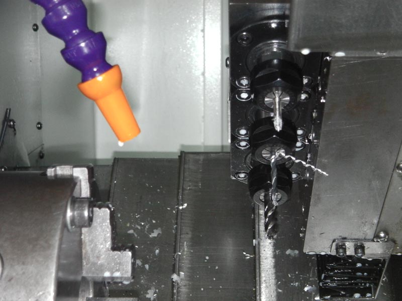  機床結(jié)構(gòu)特點 Construction and feature of machine tool ■ 適用于重負荷和連續(xù)切削，可保持長久的高精度和優(yōu)質(zhì)的表面精糙度。 ■ 高精度、高剛性、重負荷主軸。 主軸采用原裝進口日本NSK或德國FAG P4級精密級主軸軸承 主軸采用原裝進口日本NSK或德國FAG P4級精密級主軸軸承 主軸采用原裝進口日本NSK或德國FAG P4級精密級主軸軸承 主軸采用原裝進口日本NSK或德國FAG P4級精密級主軸軸承 主軸采用原裝進口日本NSK或德國FAG P4級精密級主軸軸承，經(jīng)工程計算分析取得較佳化的跨距配置，配合獨特的迷宮式防水設(shè)計和散熱片式主軸箱設(shè)計，可達到更佳的防水防塵效果。引用高科技潤滑技術(shù)及高剛性套筒結(jié)構(gòu)展現(xiàn)較佳穩(wěn)定性，能確保更大軸向剛性，徑向剛性及加工精度。采用專用主軸電機及進口變頻器，實現(xiàn)大范圍自動無級調(diào)速，整支主軸由臺灣普森專業(yè)主軸廠家生產(chǎn)。主軸軸承為前三后二排列,更能承受較強沖擊。主軸設(shè)計轉(zhuǎn)速可達8000rpm/min。 ■ 剛性好，操作、排屑方便。 高強度，床身傾斜45°，采用優(yōu)質(zhì)鑄鐵樹脂砂造型，并經(jīng)二次退火處理，保證鑄件穩(wěn)定性，緊密型筋骨板結(jié)構(gòu)，剛性好、抗震性強。